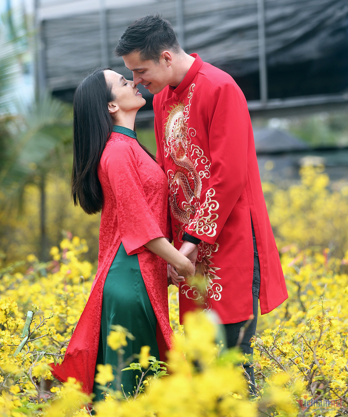 Nguyễn Filip và Aneta Nguyễn trao cho nhau cái hôn nồng cháy. Cả hai có ngày lễ tình yêu đầu tiên đầy ý nghĩa ở Việt Nam.