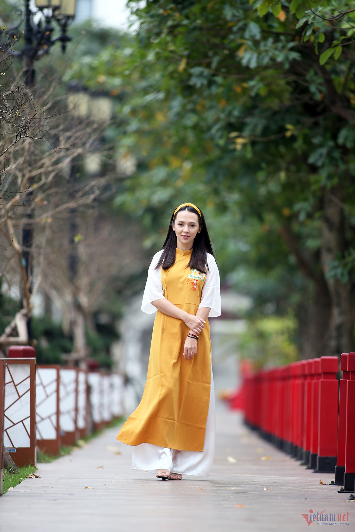 Chỉ sau ánh nhìn đầu tiên, trái tim chàng thủ môn điển trai đã loạn nhịp trước cô nàng xinh xắn.