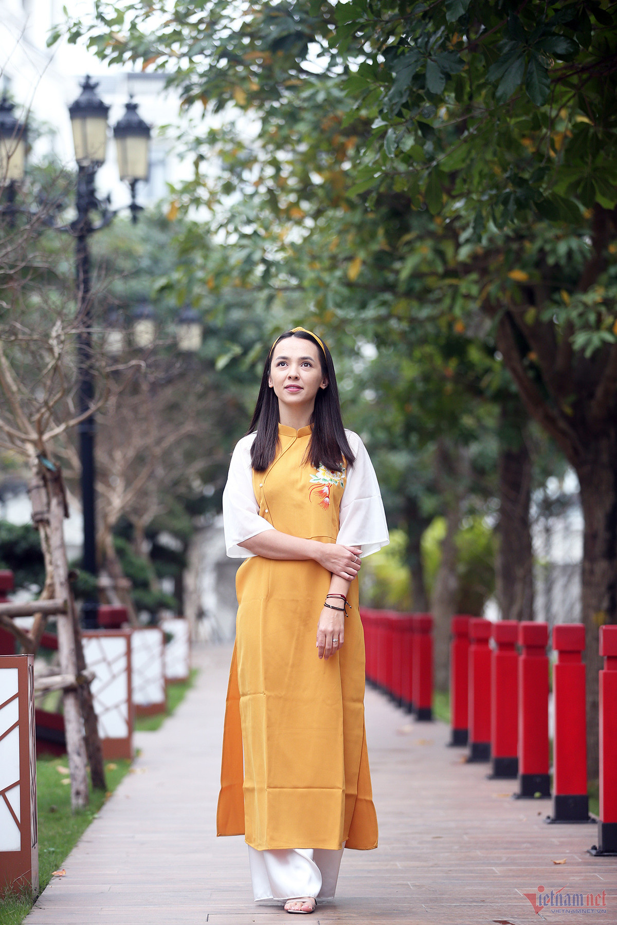 Aneta Nguyễn xinh đẹp, dịu dàng trong bộ áo dài dân tộc. Aneta cho biết cô có những trải nghiệm tuyệt vời khi cùng chồng sinh sống ở Việt Nam, đặc biệt là trải qua cái Tết đầu tiên ở quê hương của bố, ông Ngô Mạnh Cường.