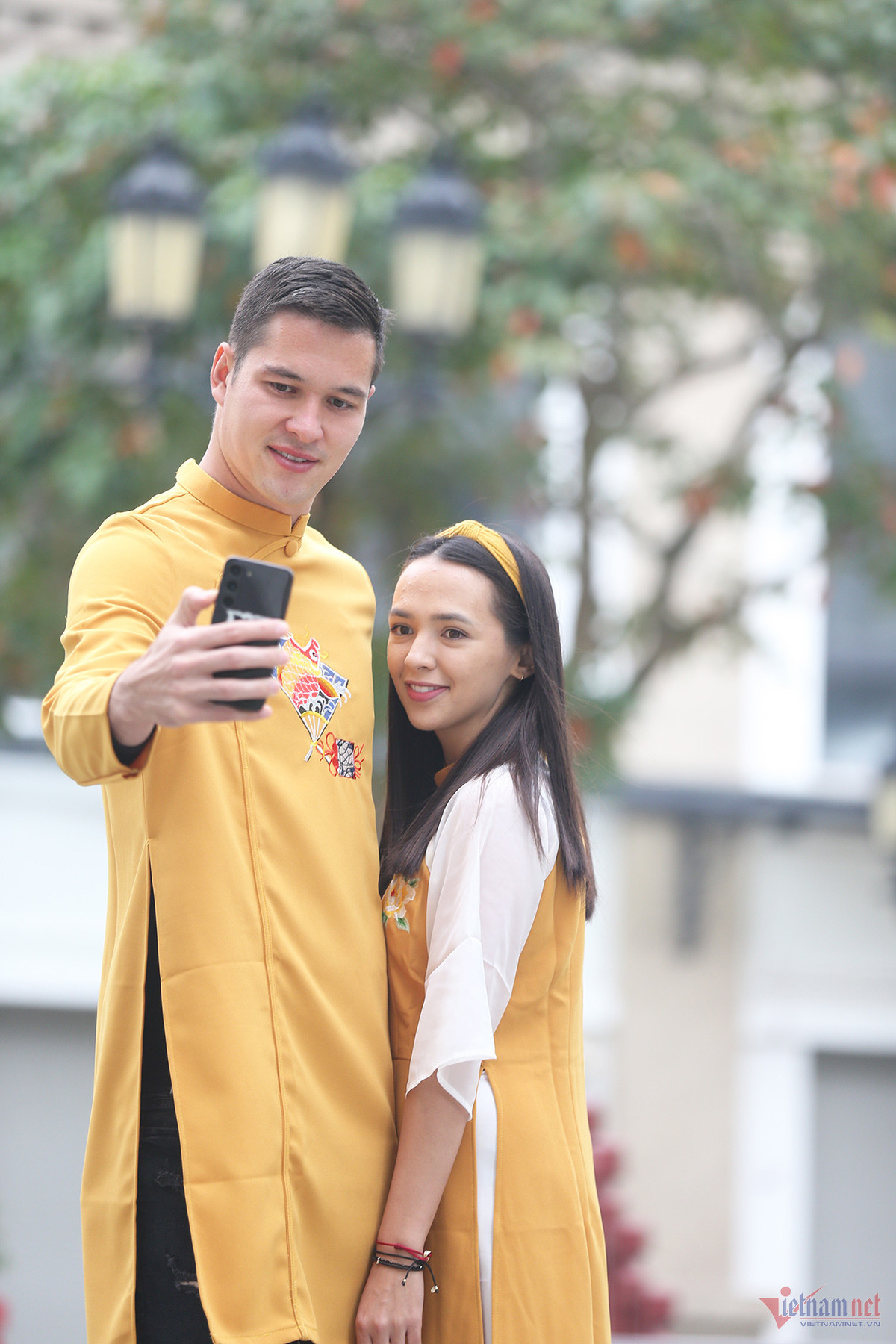 "Hãy nhìn Aneta Nguyễn đi, cô ấy còn giống người Việt Nam hơn là Czech. Ngay từ lần nhìn đầu tiên, tôi biết chắc cô gấy không phải là người Czech 100%. Thật thú vị khi được nói chuyện với cô ấy...", Nguyễn Filip chia sẻ về khoảnh khắc hai người lần đầu gặp nhau.