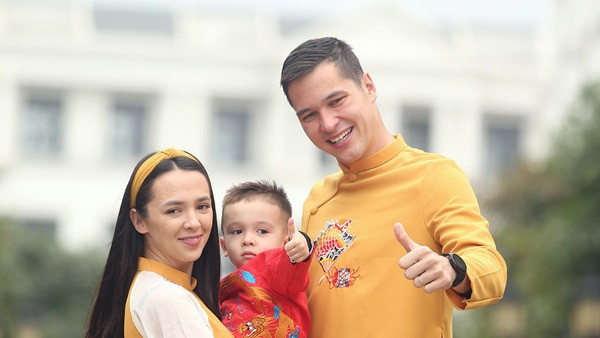 Về Việt Nam thi đấu từ cuối mùa giải 2023 trong màu áo CAHN, Nguyễn Filip mang theo cả vợ con với mong muốn sinh sống lâu dài ở quê hương của mình.