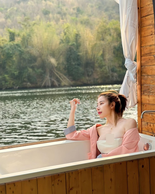 Nathayada thường xuyên diện trang phục xẻ ngực sâu hoặc cúp ngực.