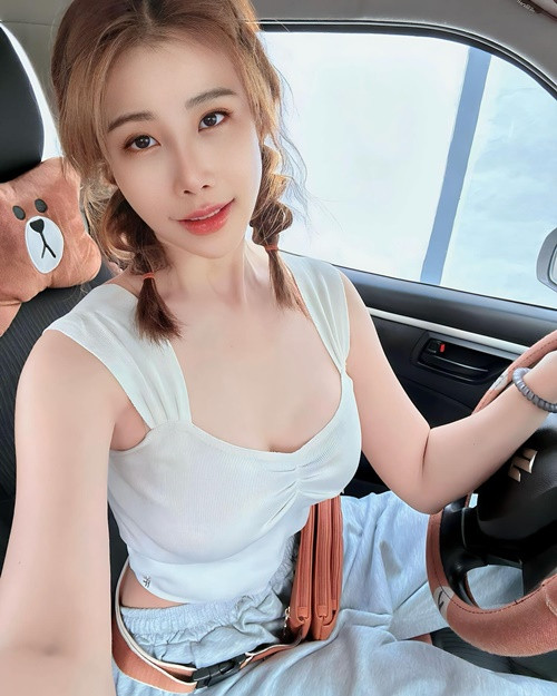 Các fan trung thành cho rằng cô nàng sẽ tiến xa nếu biết dừng lại ở những trang phục quyến rũ vừa đủ.