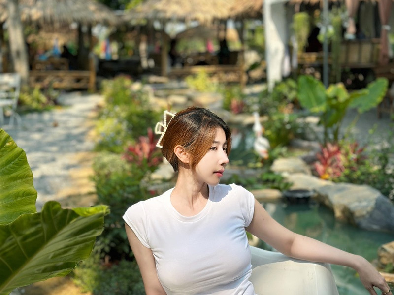 Một trong số những hình ảnh kín đáo hiếm hoi của Nathayada.