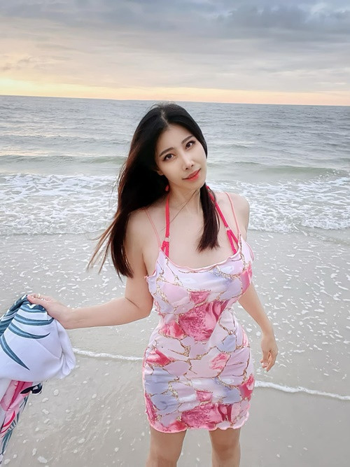 Hot girl này sở hữu khuôn mặt xinh đẹp, đường cong hình thể bắt mắt với vòng một căng đầy.