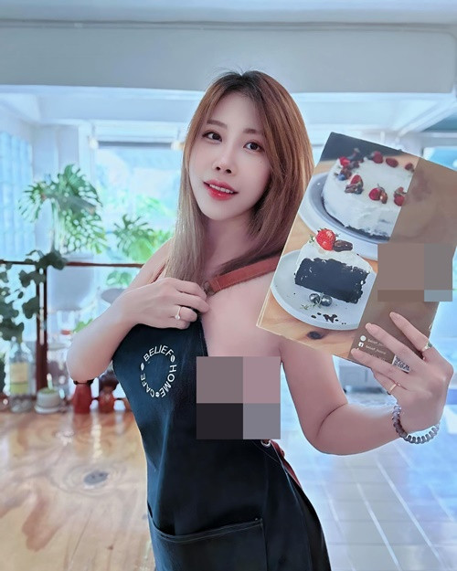 Nhiều người cho rằng việc hot girl người Thái Lan mặc tạp dề trong không gian quán cà phê gây phản cảm.