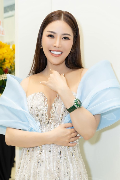 Năm 2021, nữ ca sĩ liên tục “bóc phốt” bạn trai cũ. Theo Quế Vân, bạn trai cũ đập phá nhà cửa, bỏ nhà đi vì “trà xanh”. Quế Vân còn tố bạn trai cũ không nhận con trai chung của hai người. Ảnh: FBNV.