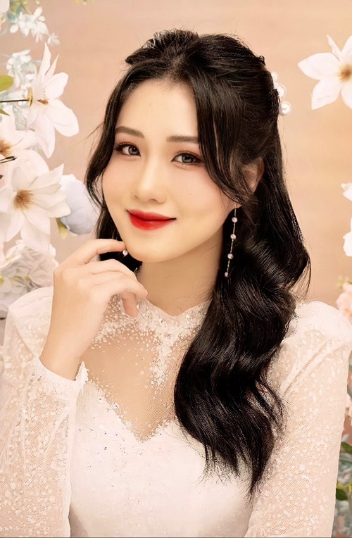 Cô là người mẫu ảnh tự do, từng đóng một số quảng cáo.