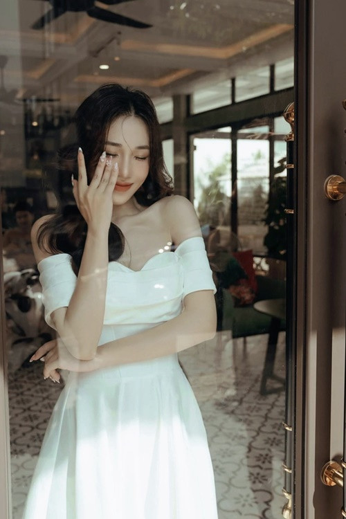 Cô tốt nghiệp Đại học Kiến trúc Hà Nội, ngành Thiết kế đồ họa.