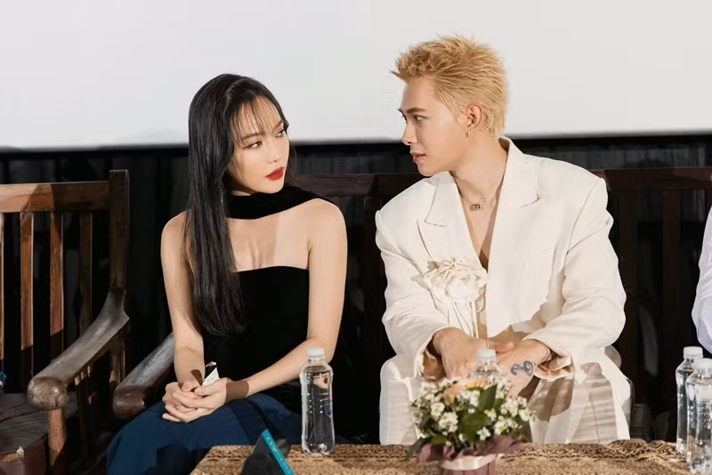 Trước chia sẻ của Anh Tú, Diệu Nhi cho hay: "Tú từng từ chối rất nhiều lời mời hot. Nhưng chưa chắc tôi xuất hiện nhiều lại kiếm tiền giỏi hơn chồng! Vì Tú có nguồn thu nhập khác".