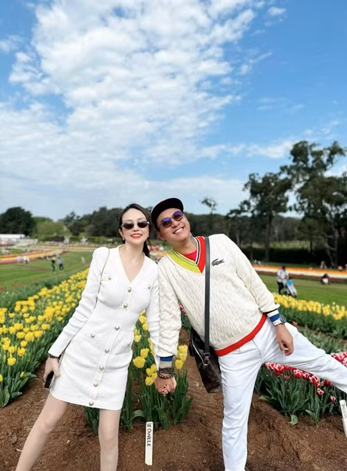 Phía Thu Hương - vợ Tuấn Hưng bênh vực chồng: "Anh Hưng đang là một ngôi sao vẫn đi làm kiếm tiền nên không dựa kinh tế vào ai cả. Công việc hiện tại của tôi cũng có chồng giúp đỡ. Cả hai chúng tôi đang cố gắng phát triển tốt nhất công việc này, đó cũng là sự nghiệp chung của gia đình. Tôi cũng khẳng định rằng mình được thành công như thế này là nhờ chồng tôi rất nhiều. Anh ấy là người hỗ trợ chiến lược và cả chỉ đường dẫn hướng cho tôi”.