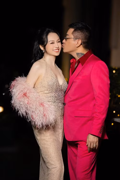 Tuấn Hưng bị nhiều cư dân mạng mỉa mai thua kém vợ. Tuy nhiên, nam ca sĩ không quan tâm đến những bình luận này.