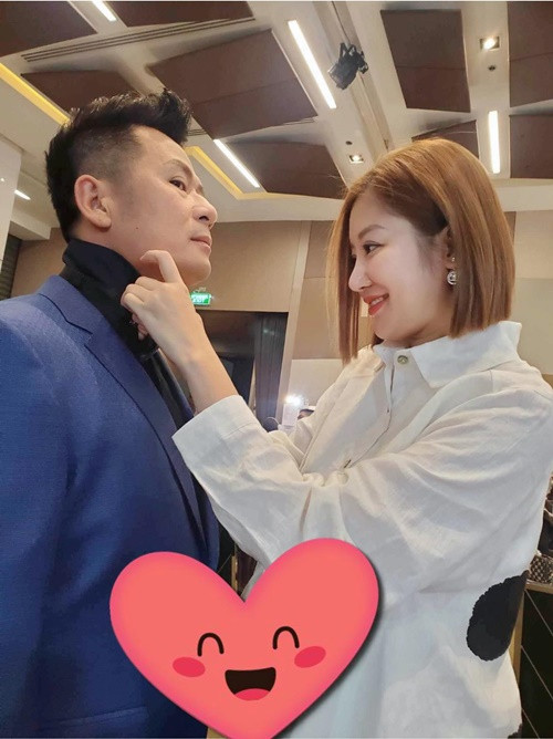 Mai Linh chia sẻ, khi Bằng Kiều ở nhà, 8 - 9h tối cô đã buồn ngủ nhưng khi nam ca sĩ đi công tác thì cô lại mất ngủ.