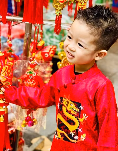 Bằng Kiều khoe con trai diện áo dài xuống phố Hàng Lược cận Tết Nguyên đán 2024.