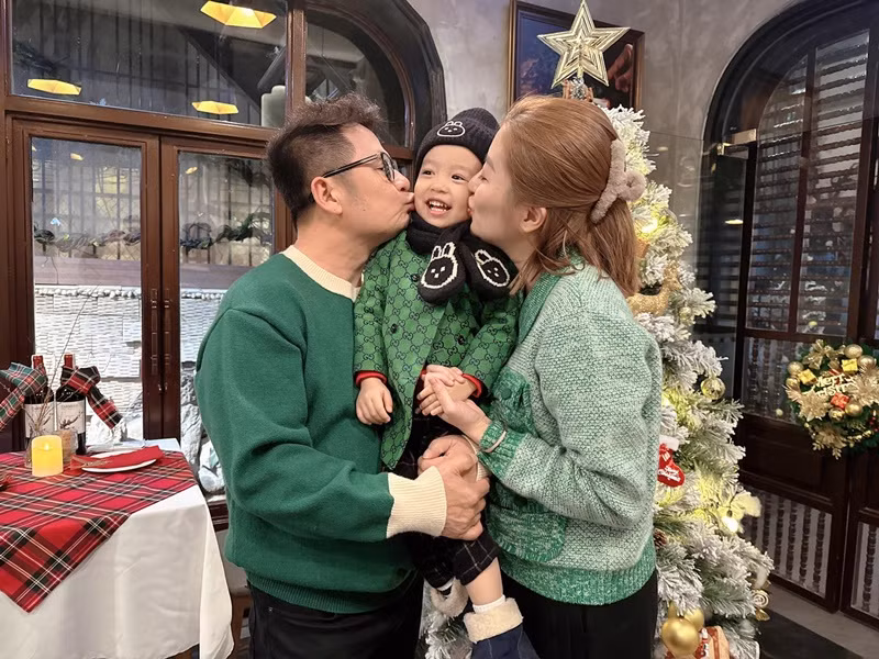 Bentley - con trai của Bằng Kiều và Mai Linh trắng trẻo, đáng yêu vô đối.