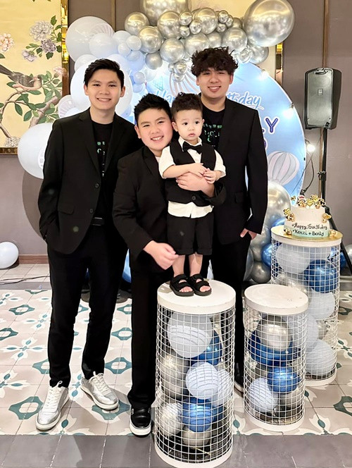 Mai Linh từng khóc và ôm chặt bé Kenzi - con trai thứ ba của Bằng Kiều khi chia tay, tiễn 4 mẹ con Trizzie Phương Trinh về Mỹ.