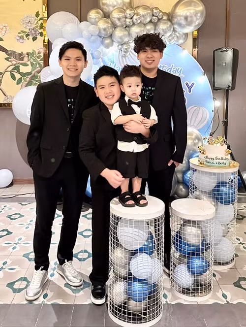 Mai Linh từng khóc và ôm chặt bé Kenzi - con trai thứ ba của Bằng Kiều khi chia tay, tiễn 4 mẹ con Trizzie Phương Trinh về Mỹ.