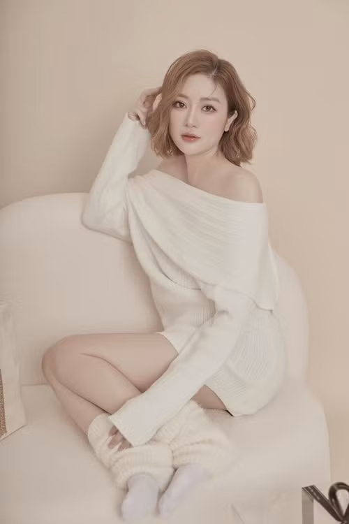 Bạn gái Bằng Kiều xinh đẹp, trẻ trung. Sau 1 lần sinh nở, cô vẫn gợi cảm.