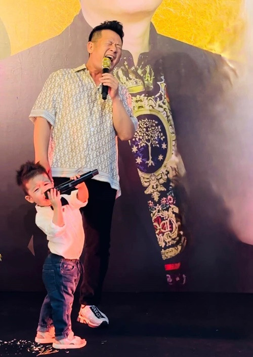 Bé Bentley được bố cho tham gia các buổi biểu diễn phù hợp.