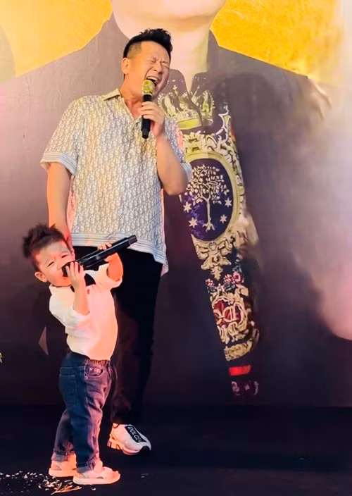 Bé Bentley được bố cho tham gia các buổi biểu diễn phù hợp.