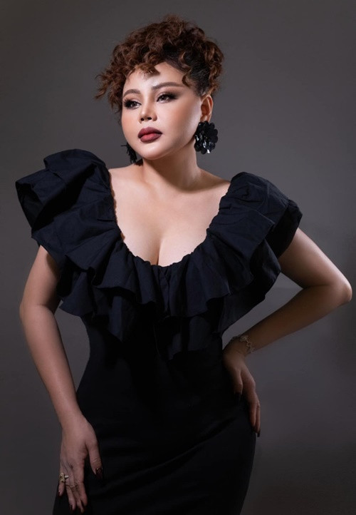 Nữ diễn viên thường chọn lối trang điểm sắc sảo.