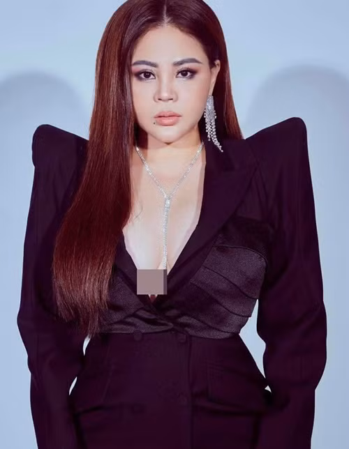 Ở tuổi U55, nữ diễn viên phim Bố già tự tin diện trang phục bó sát, cắt xẻ táo bạo.