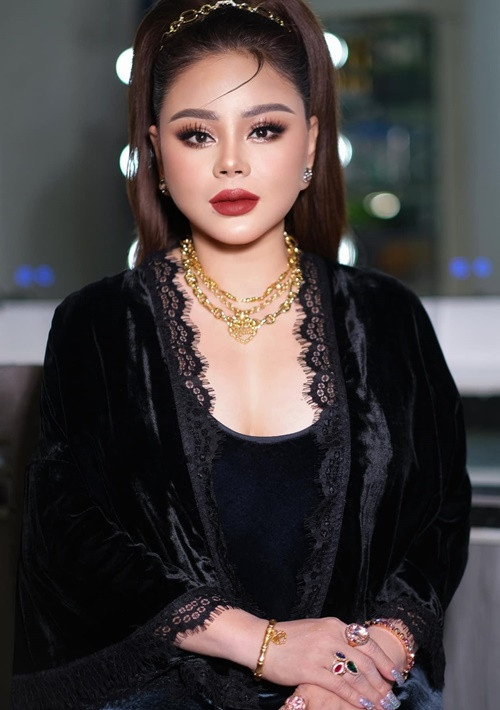 Lê Giang thường xuyên mặc đồ hiệu, đeo trang sức vàng, kim cương, đi du lịch sang chảnh.