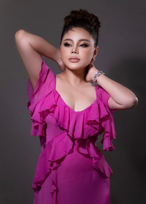 Lê Giang thực hiện nhiều bộ ảnh mang phong cách quyến rũ.