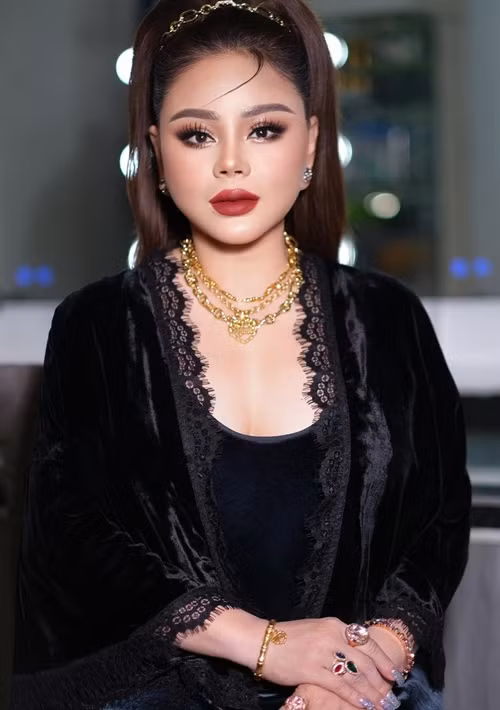 Lê Giang thường xuyên mặc đồ hiệu, đeo trang sức vàng, kim cương, đi du lịch sang chảnh.