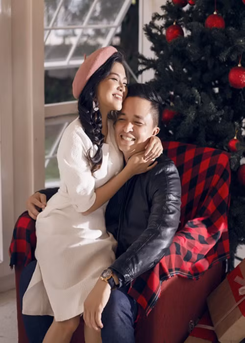 Ông xã Thanh Ngọc tên Đức Thiệp, là bác sĩ. Trong cuộc phỏng vấn với Mốt và Cuộc Sống, Thanh Ngọc cho biết, cả hai học chung suốt mấy năm cấp 3 nhưng không yêu nhau. “Sau khi ra trường, mỗi người đều có những mối tình riêng nhưng vẫn là bạn bè đi chơi chung. Sau này, cả hai tan vỡ tình yêu, tâm sự với nhau nhiều hơn... và cũng không nghĩ sẽ yêu nhau đâu”, “chị đẹp” tâm sự. Ảnh: Dân Trí.