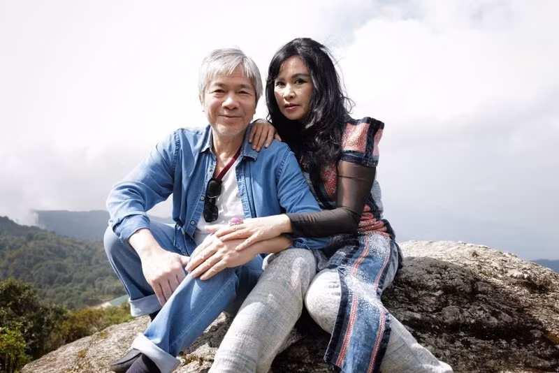 Tháng 6/2021, cặp đôi tổ chức lễ dạm ngõ vào đúng ngày sinh nhật lần thứ 52 của Thanh Lam. Trong cuộc phỏng vấn với Tiền Phong, khi được hỏi về đám cưới, Thanh Lam chia sẻ: “Chúng tôi cũng lớn tuổi rồi không hợp với sự ồn ào. Mà tính tôi cũng không câu nệ. Quan trọng là giá trị sống. Hạnh phúc không liên quan đến việc tổ chức đám cưới to nhỏ, hay phải làm những thứ mọi người vẫn làm. Tôi với anh ấy chỉ mong mỗi ngày bên nhau là một ngày vui”. Ảnh: FBNV.