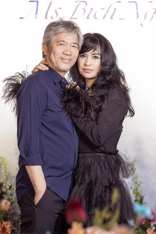 Bác sĩ Bùi Tiến Hùng và Thanh Lam gặp nhau khi Thanh Lam tới viện mắt của anh mổ mắt. Trong lần tái khám, do không bắt được taxi về nên anh đã tình nguyện chở diva về nhà. Trên đường đi về, cả hai nói chuyện với nhau rồi thấy hợp và hẹn hò. Ảnh: FBNV.