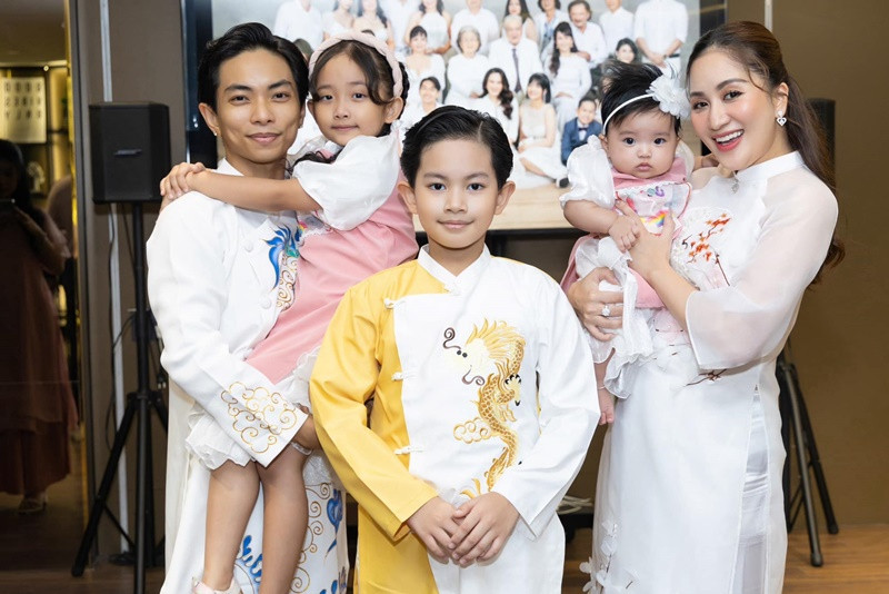 Cặp đôi có 3 người con chung: 2 gái, 1 trai.