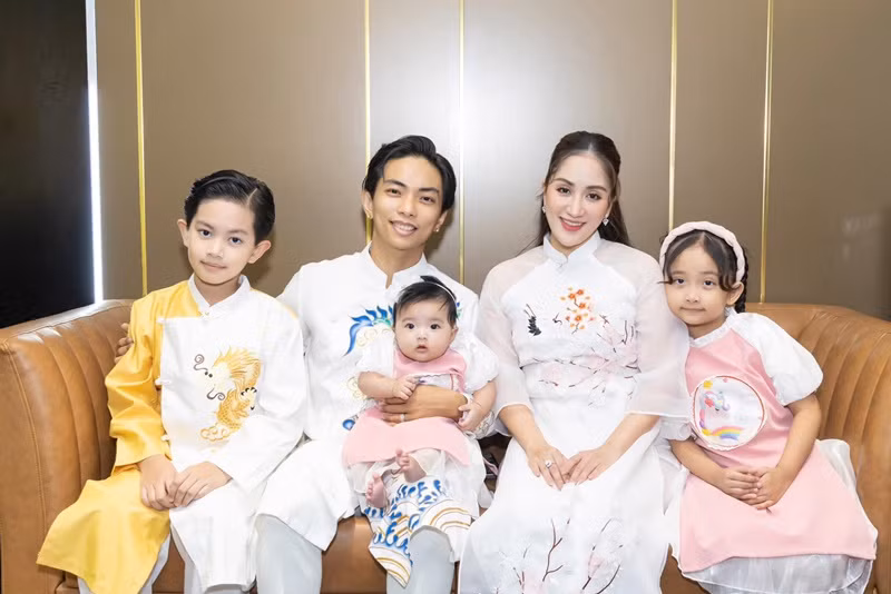 Khánh Thi - Phan Hiển cùng các con chụp ảnh trong trang phục áo dài.