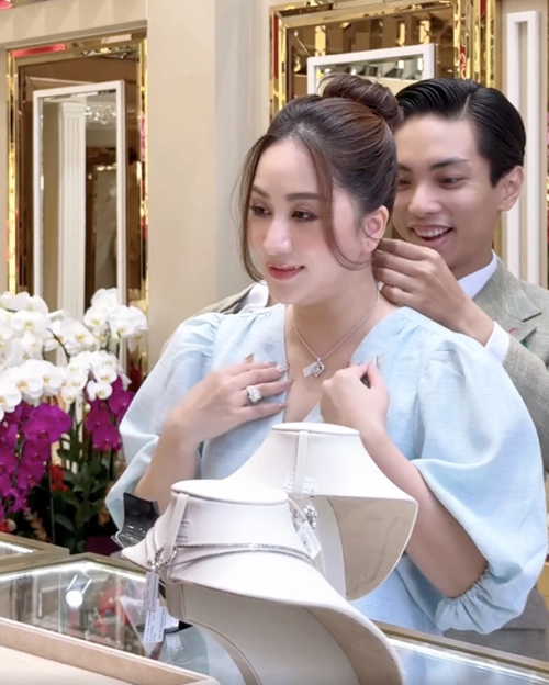 Phan Hiển đích thân đưa Khánh Thi đi chọn trang sức kim cương.