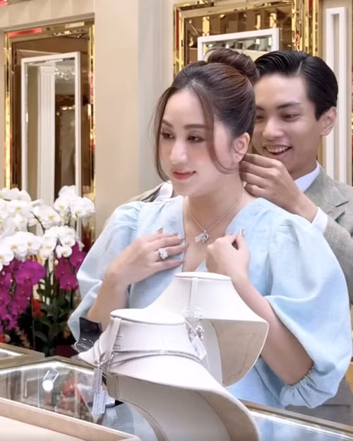 Phan Hiển đích thân đưa Khánh Thi đi chọn trang sức kim cương.