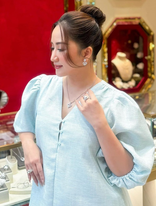 Cô lựa chọn nhẫn, dây chuyền và đôi bông tai.