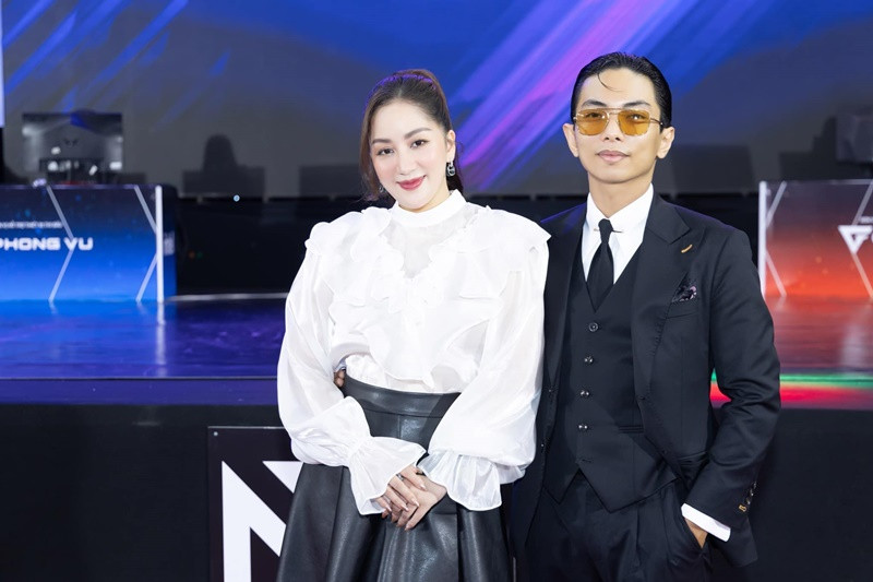 Cuối tháng 1, Khánh Thi tham gia sự kiện. Tuy còn mệt sau chuyến trị bệnh, nhưng vì sánh đôi bên Phan Hiển nên cô cố gắng tươi tắn nhất có thể.