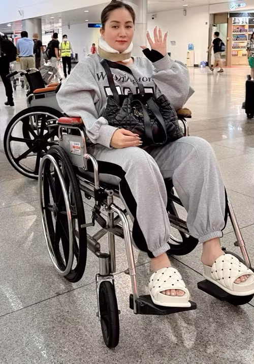 Ít ngày trước, Khánh Thi chia sẻ: "Em vậy thôi chứ về đến nhà là em lao vào công việc, kiểu đã nạp năng lượng tràn trề. Hình là em về từ vài hôm trước nhé. Bây giờ em vẫn đau mà mọi người nghĩ em hết đau. Em đau bệnh vì em tham việc, tham giúp người và mê làm đến bị chửi vẫn làm. Kết quả bệnh là từ "tham làm việc". Em gửi hình vì nhiều người thời gian này xúc phạm em quá khiến trái tim em mong manh tổn thương”.