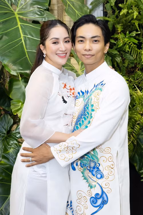 Vợ chồng Khánh Thi tình tứ bên nhau.