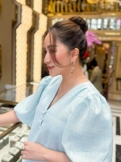 Khánh Thi hạnh phúc viết: "Anh Hiển chỉ đưa chị Thi đi sắm 1 năm 1 lần nên chị Thi phải chọn gì cho xứng. Xong việc rồi nên được anh xã đưa đi sắm Tết".