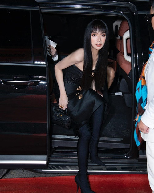 Năm 2020, Hương Giang tậu chiếc xế hộp sang Maserati có giá khoảng 8 tỷ đồng. Trước đó, vào năm 2018, cô tậu 3 chiếc xế hộp có tổng giá trị khoảng hơn 8 tỷ đồng.