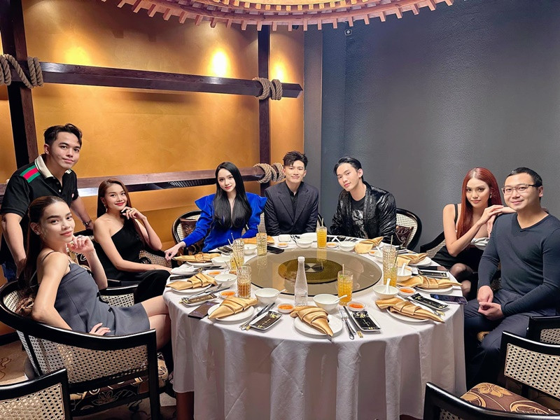 Hà Hồ - Thanh Hằng - Hương Giang - Lan Khuê đều giàu có, xinh đẹp.