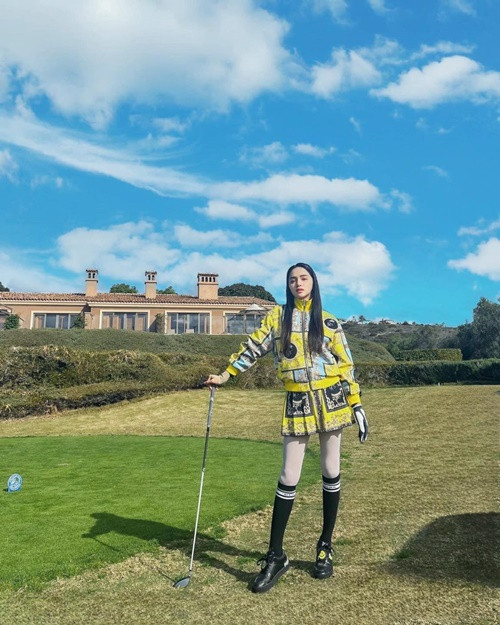 Nữ ca sĩ chuyển giới thường xuyên đánh golf.