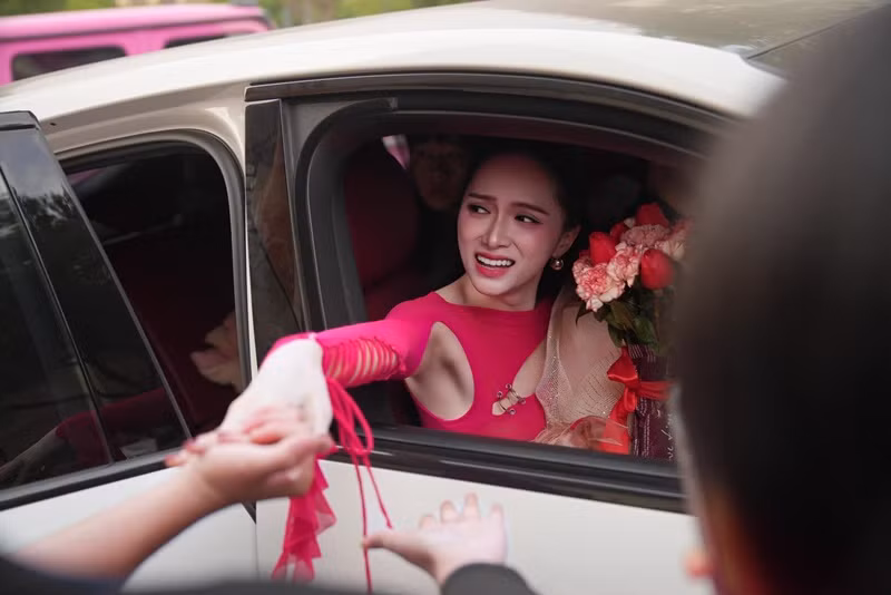 Hương Giang sử dụng xe sang khi đi hát.