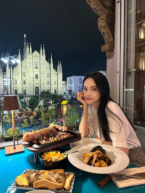 Hương Giang vừa ăn tối vừa ngắm cảnh ở Milan (Italy).