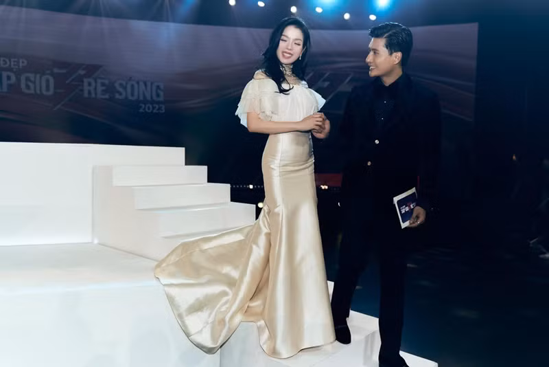 "...Nhưng suy cùng mọi người sẽ chả đâu thấy được hình ảnh 1 quý bà sang trọng với những dòng nhạc trữ tình, nhạc trẻ đứng 1 chỗ đi lại ngân nga, nay lại cháy hết mình nhảy bung móng chân, đu dây, sexy dưới nước cùng các chị em cháy hết cỡ để tạo ra những khoảnh khắc là 1 phần không ở đâu có, chỉ có tại Chị đẹp”, Lâm Bảo Châu cho hay.