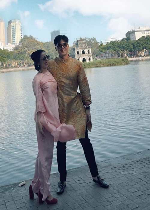 Đôi uyên ương tươi rói chụp ảnh tại Hà Nội.