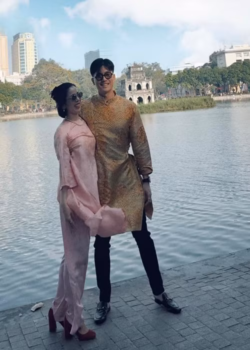 Đôi uyên ương tươi rói chụp ảnh tại Hà Nội.