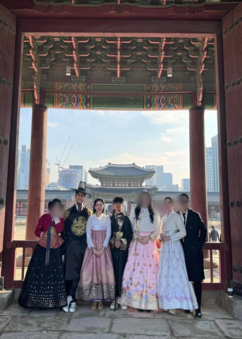 Lệ Quyên đưa con trai riêng cùng đi du lịch.